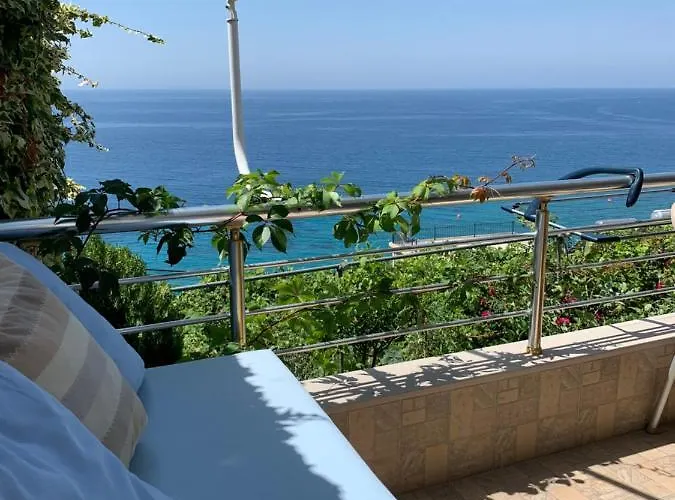 Blue Sea Apartment *