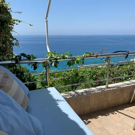 Blue Sea Apartment *